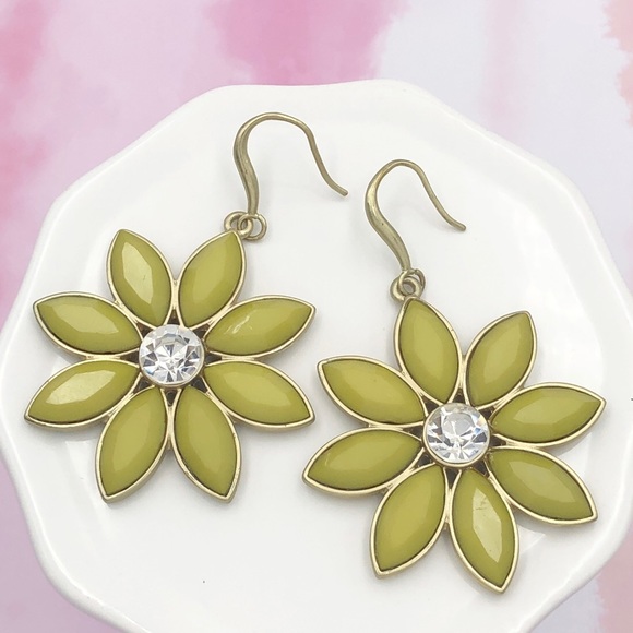 🌼 Chartreuse Green Daisy Flower Dangle Earrings - Picture 1 of 3